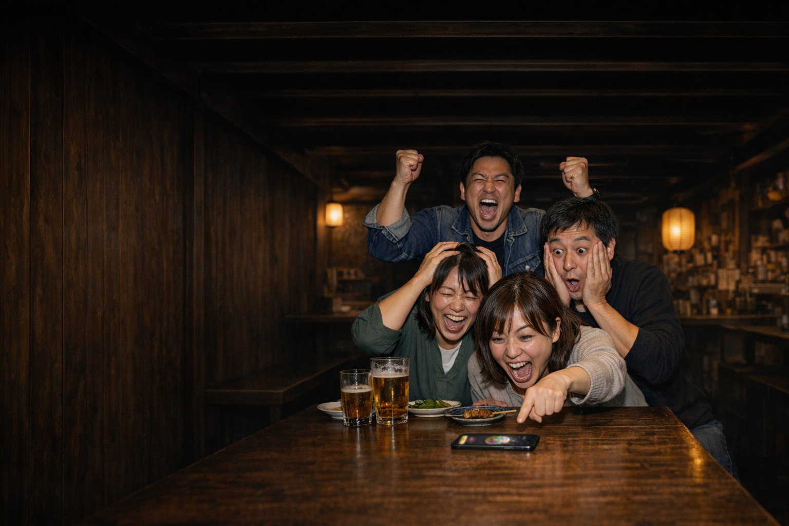居酒屋のテーブルに置いたスマートフォンのルーレットの結果に、四人が大げさに驚いている